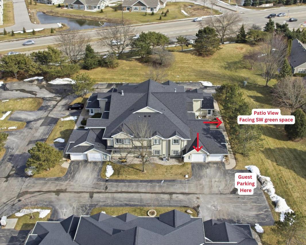 W240N2500 E Parkway Meadow #4, Pewaukee, WI 53072