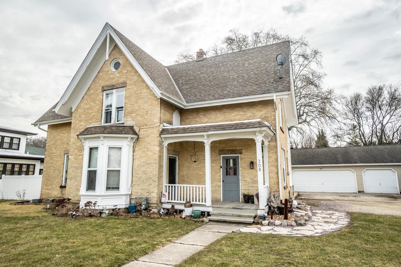 308 Kettle Moraine Dr, Slinger, WI 53086