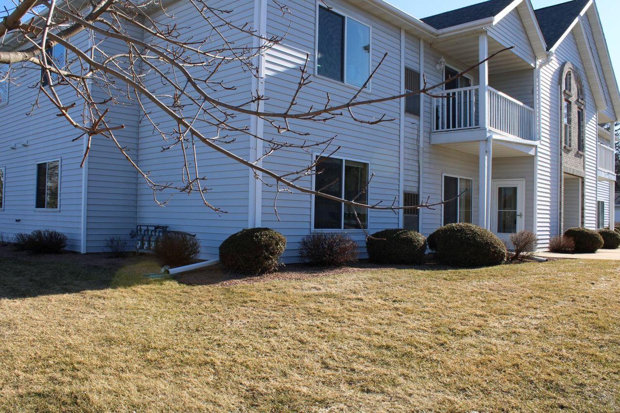 1751 Wildlife Dr #8, Kewaskum, WI 53040