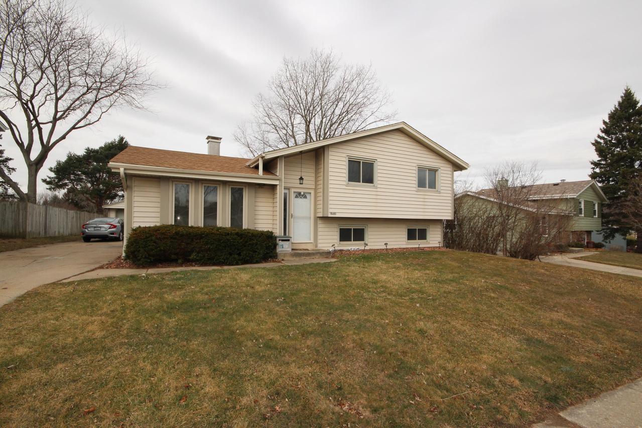 8645 S Riverton Rd, Oak Creek, WI 53154
