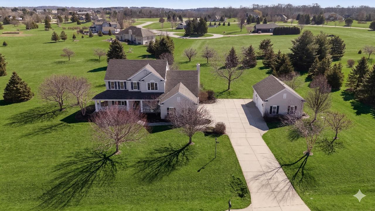 810 Black Squirrel Ct, Richfield, WI 53033