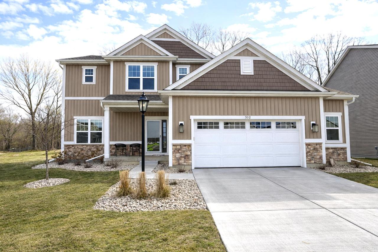 532 Wild Oak Rd, Hartland, WI 53029