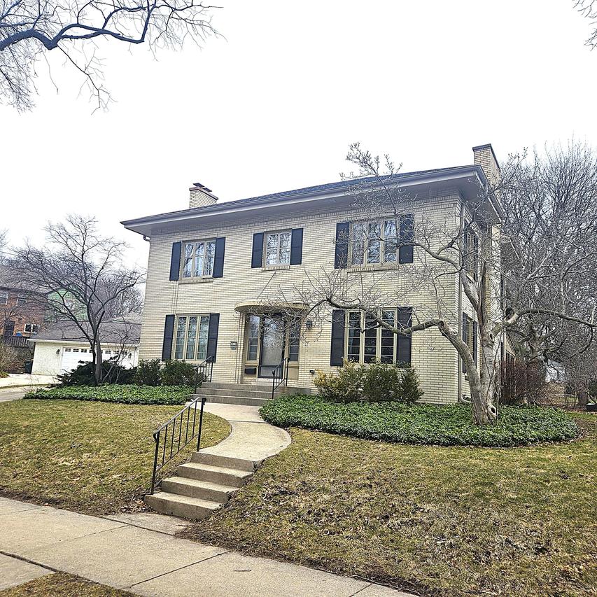2014 Martha Washington Dr, Wauwatosa, WI 53213