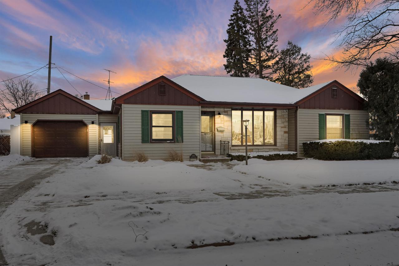 2575 Lincoln Rd, Kenosha, WI 53143