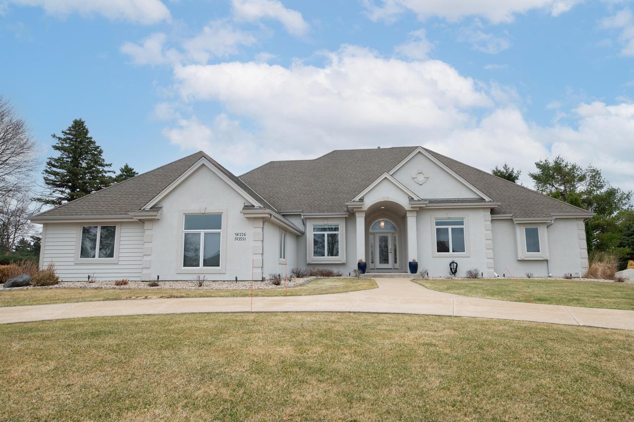 W226N3551 Wethersfield Rd, Pewaukee, WI 53072