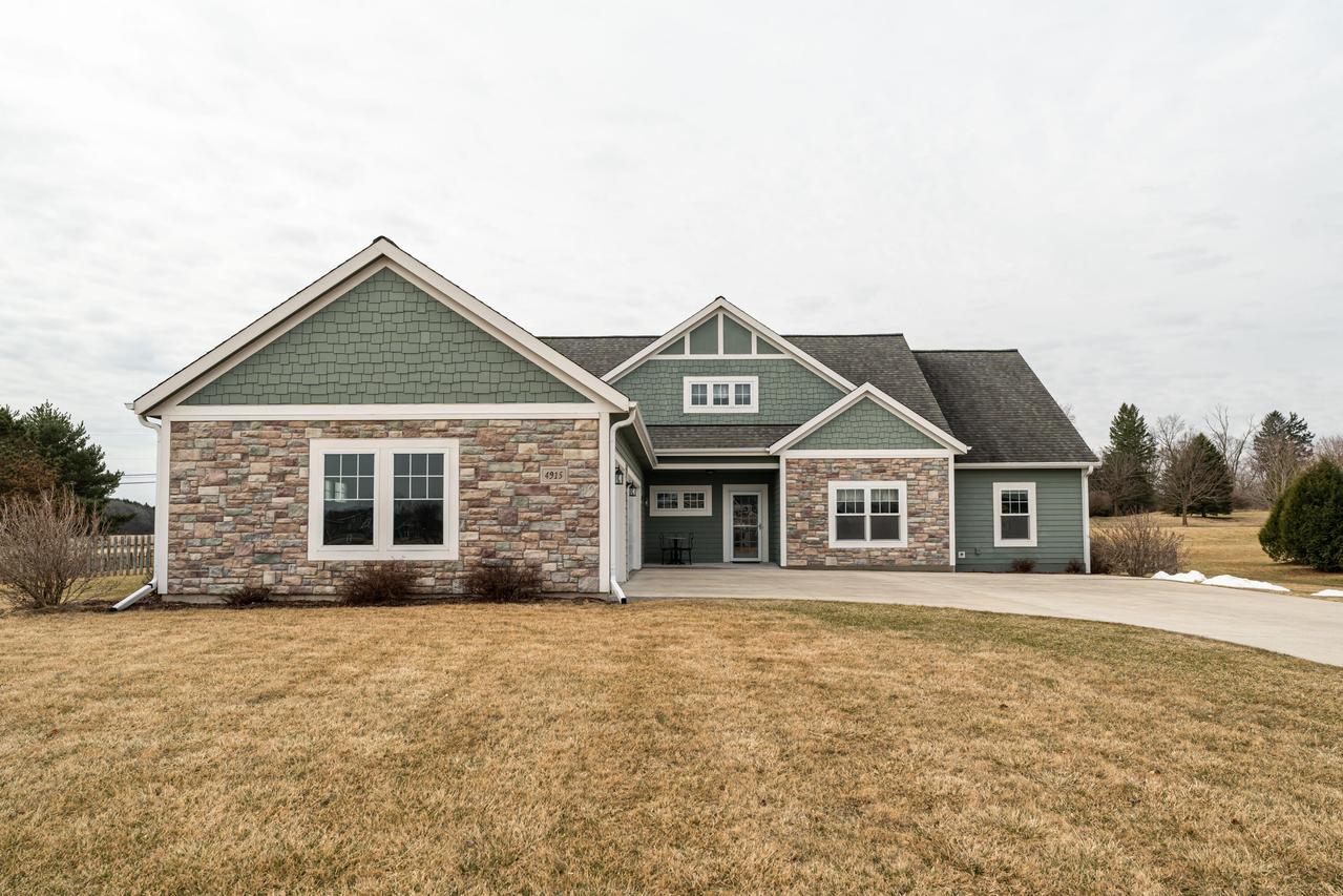 4915 Meadowview Ct, Cedarburg, WI 53024