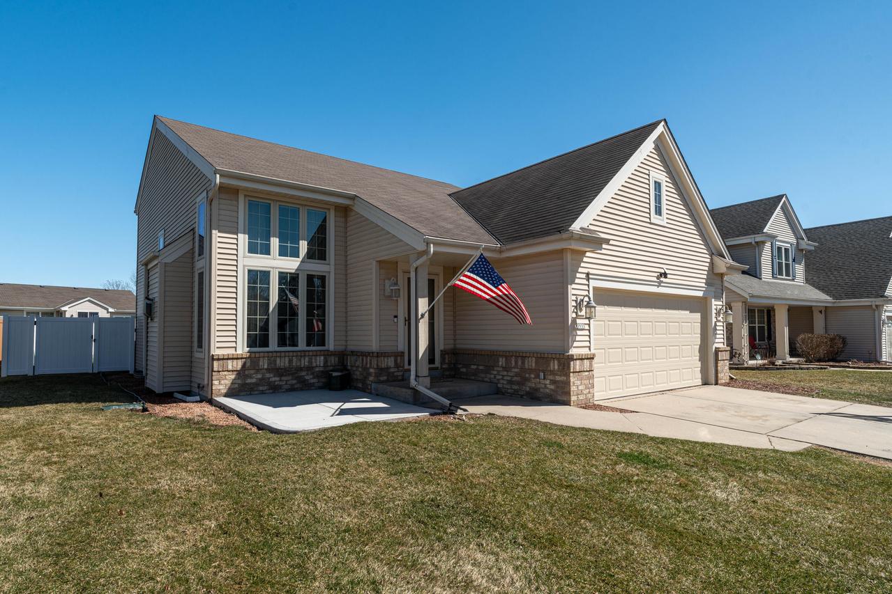 3533 Rivers Crossing, Waukesha, WI 53189