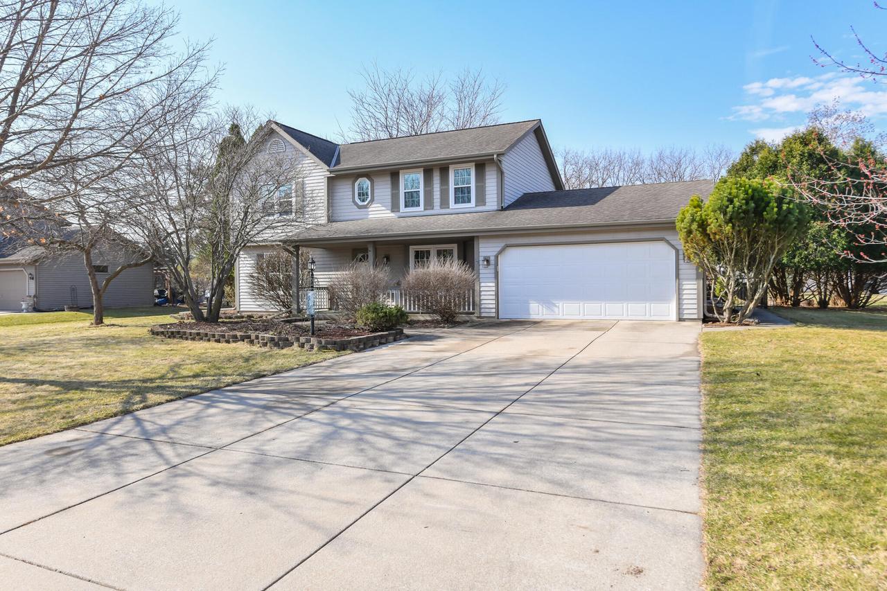 W176S8429 Clearbrook Dr, Muskego, WI 53150