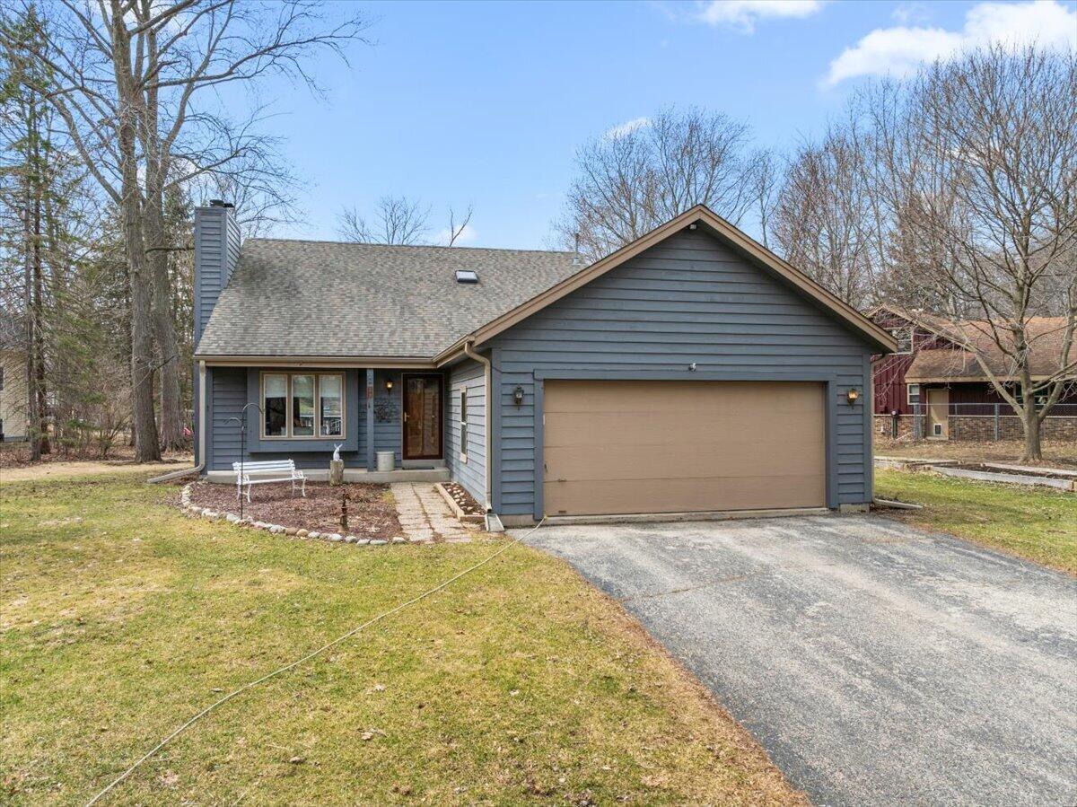 809 Amy Belle Lake, Richfield, WI 53033