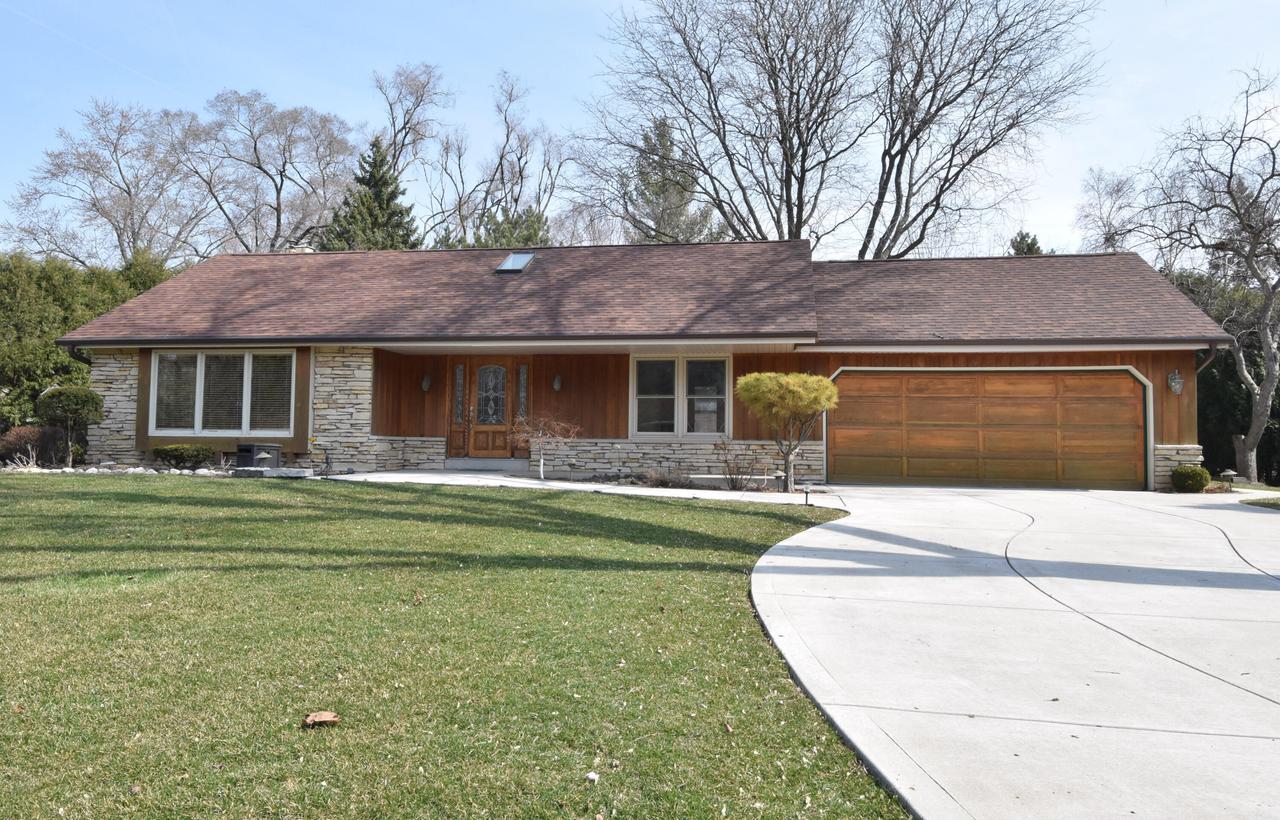 10570 Pallottine Dr, Greenfield, WI 53228