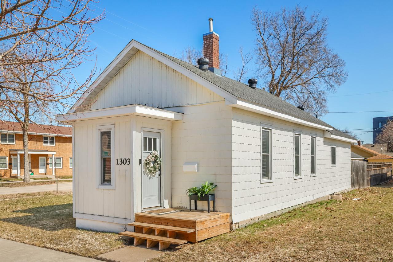 1303 S 6th St, La Crosse, WI 54601