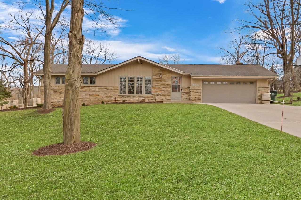 N17W27387 Lakefield Dr, Pewaukee, WI 53072