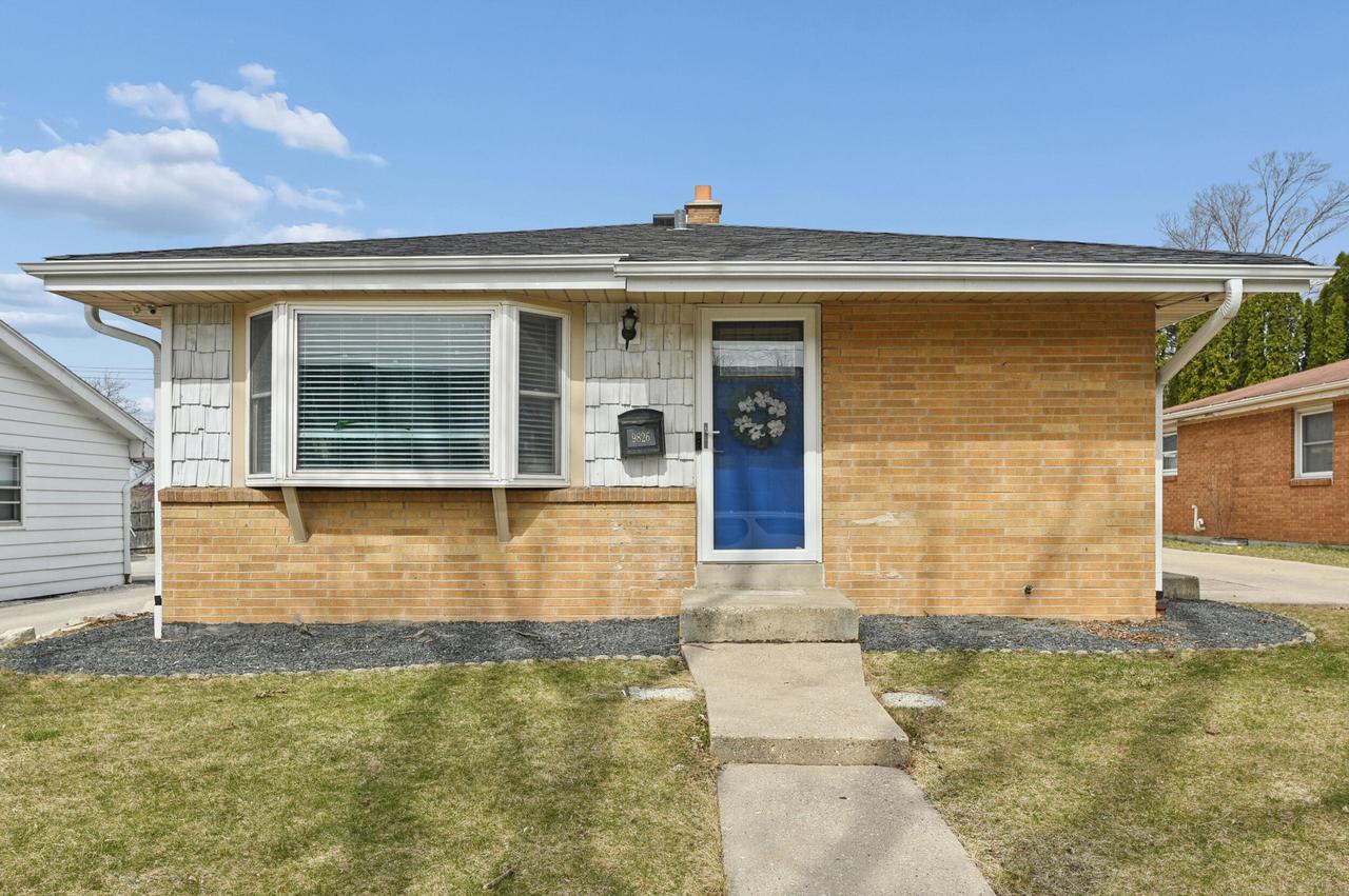9826 W Menomonee Park, Milwaukee, WI 53225