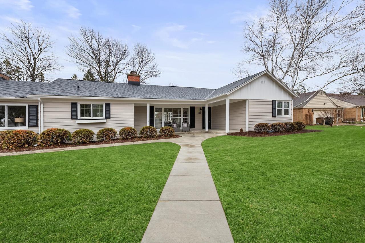 800 E Hermitage Rd, Bayside, WI 53217