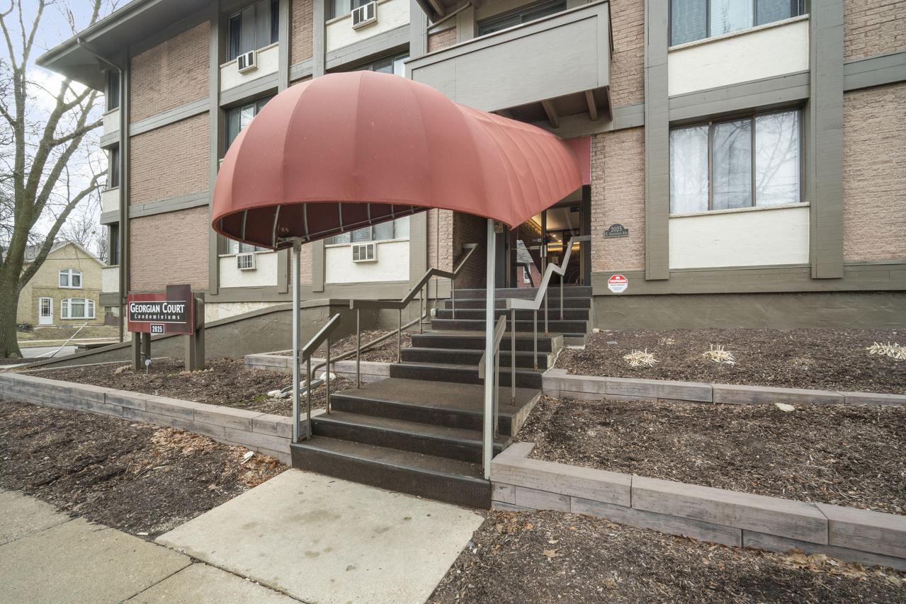 2025 E Greenwich Ave #201, Milwaukee, WI 53211