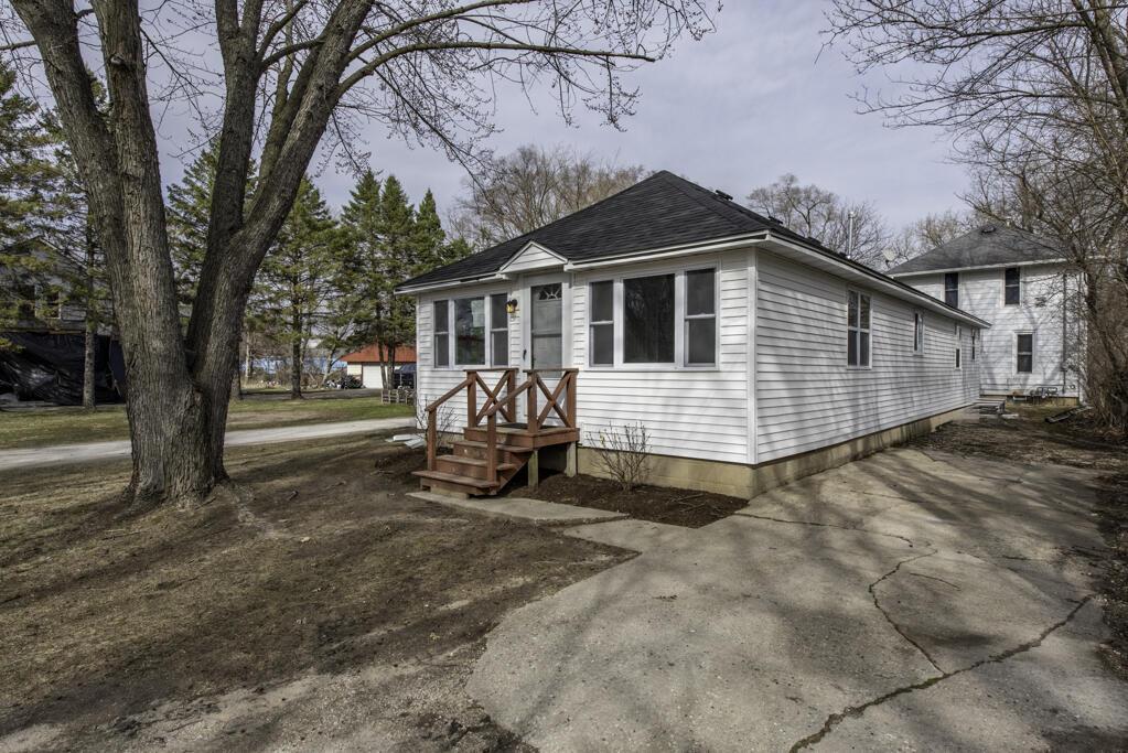 606 S Cogswell Dr, Salem Lakes, WI 53170