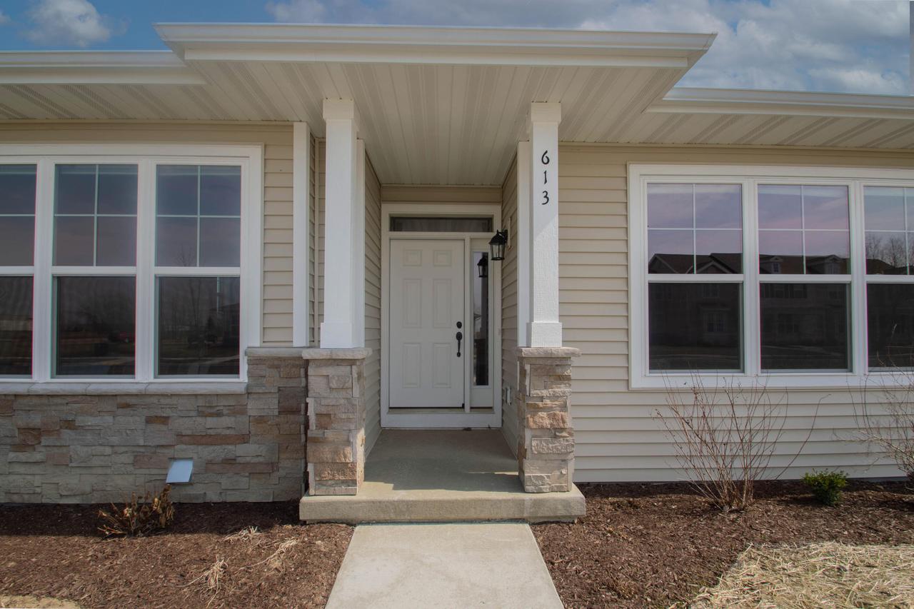 613 Hunter Oaks Blvd, Watertown, WI 53094