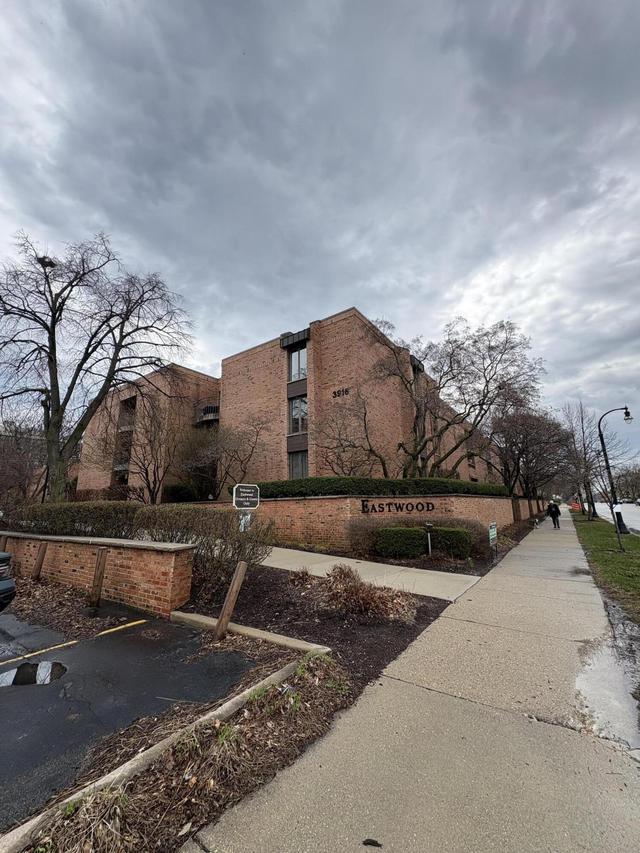 3916 N Oakland Ave #224, Shorewood, WI 53211