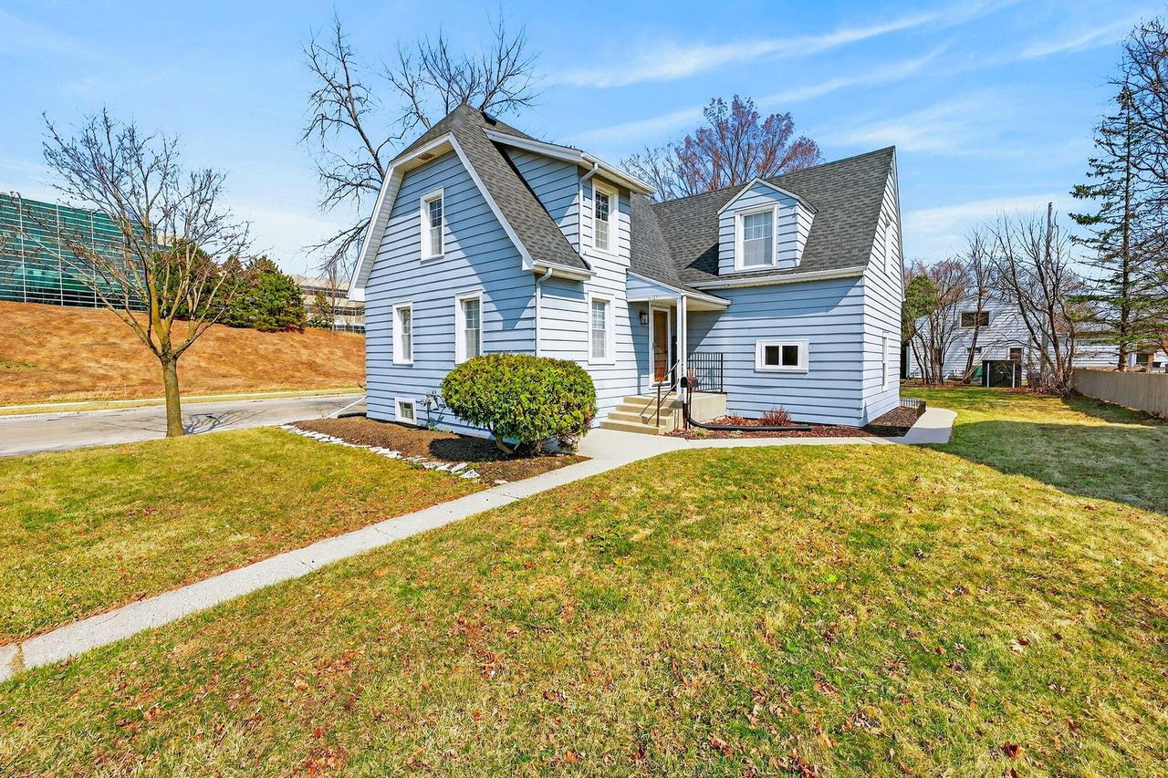 656 N 99th St, Wauwatosa, WI 53226