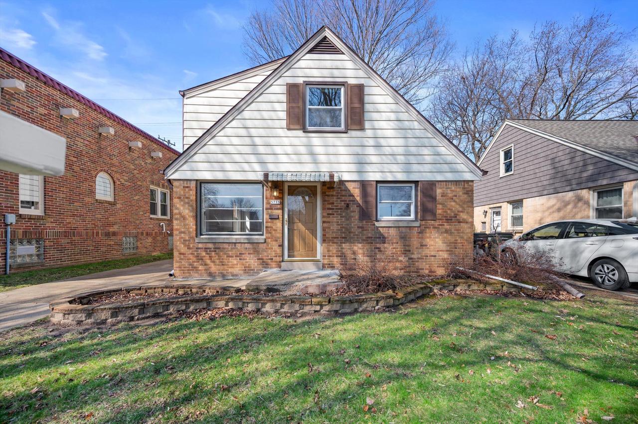 5713 N Argyle Ave, Glendale, WI 53209