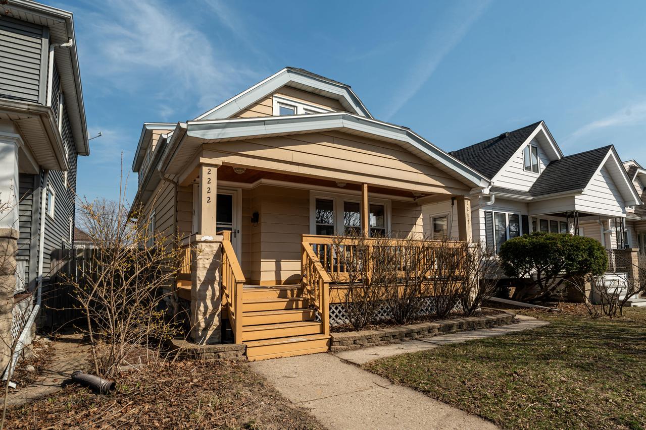 2222 S 72nd St, West Allis, WI 53219