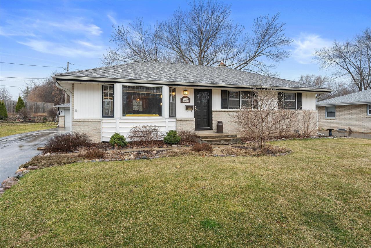 W144N8435 Mac Arthur Dr, Menomonee Falls, WI 53051