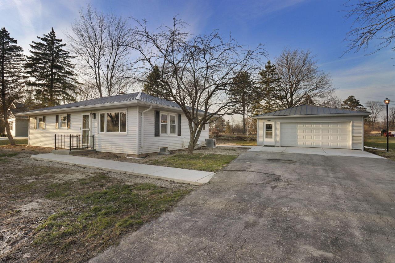 5530 Old Oak Ln, Caledonia, WI 53402