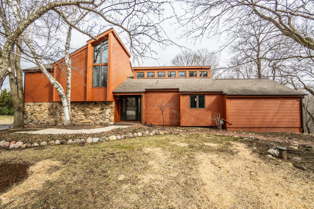 3113 Rolaine Pkwy, Hartford, WI 53027