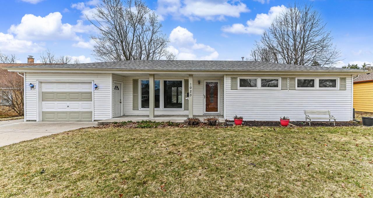 1023 W Glenn Dr, Waukesha, WI 53188