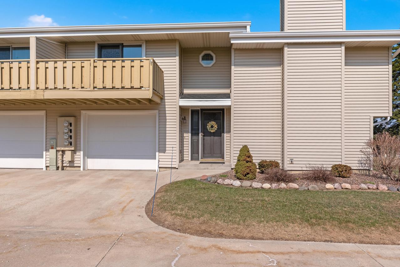 6461 S Crabapple Ct #2, Oak Creek, WI 53154