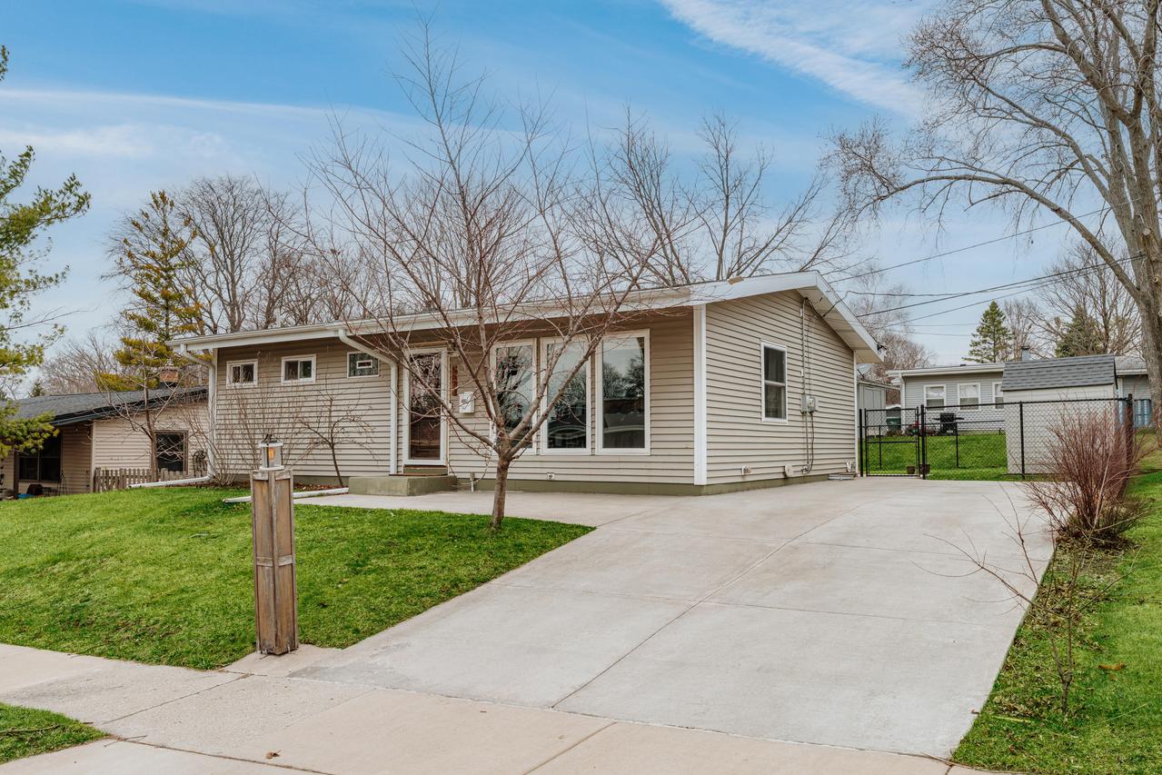 5623 Bentwood Ln, Greendale, WI 53129