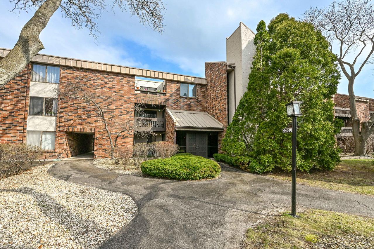 2200 W Good Hope Rd #117, Glendale, WI 53209