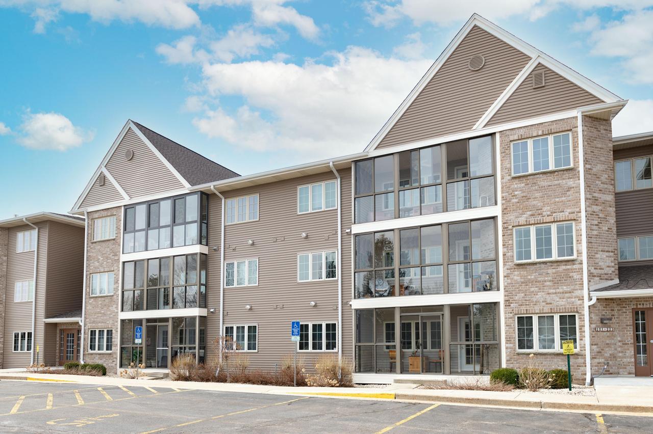 207 Oconomowoc Pkwy, Oconomowoc, WI 53066