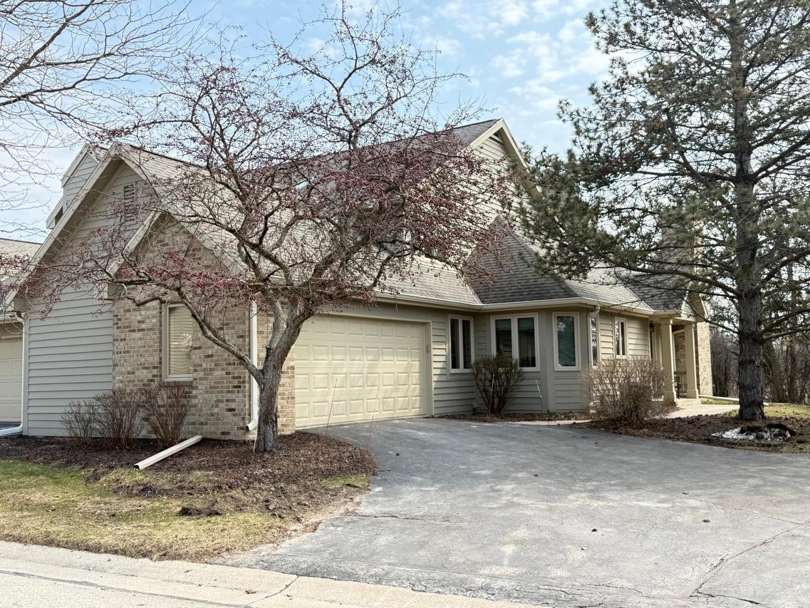 N21W24093 Dorchester Dr #16D, Pewaukee, WI 53072