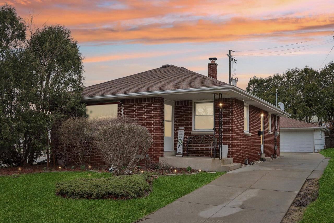 2306 S 85th St, West Allis, WI 53227