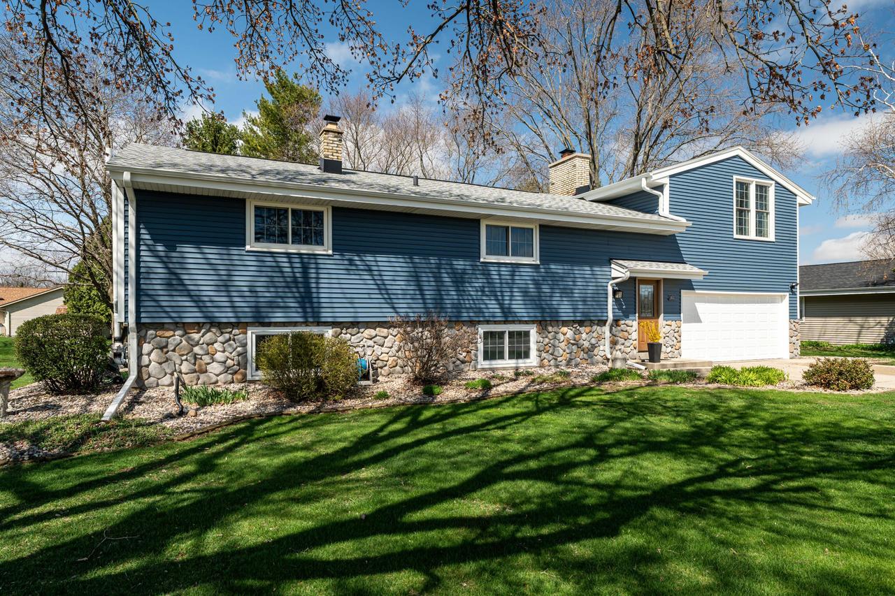1452 N Lapham St, Oconomowoc, WI 53066