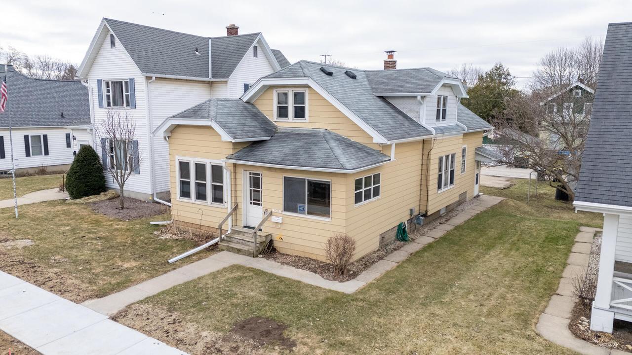 151 Edgewood Ln, West Bend, WI 53095