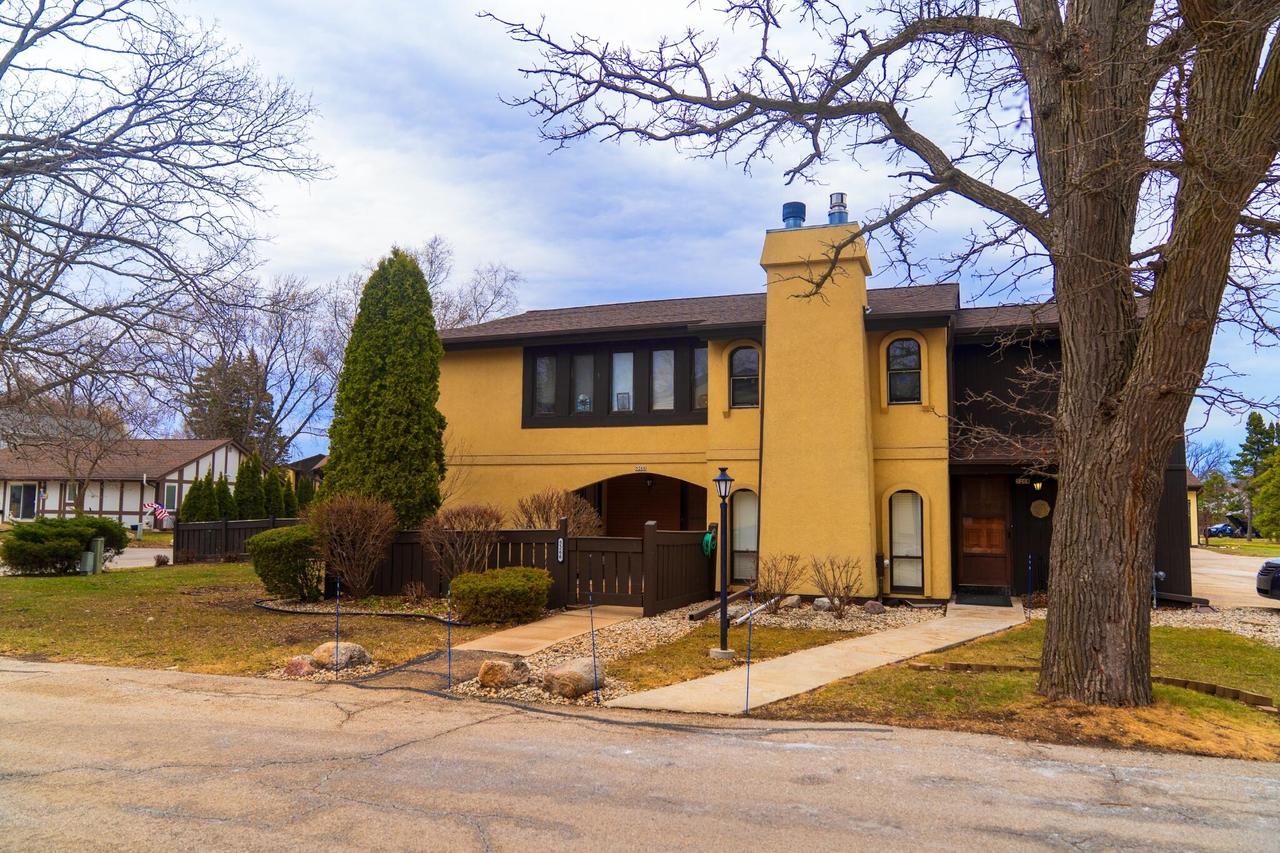 5266 S Somerset Ln, Greenfield, WI 53221