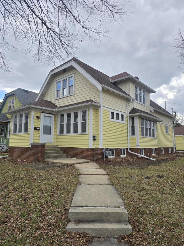 3003 S 15th St, Milwaukee, WI 53215