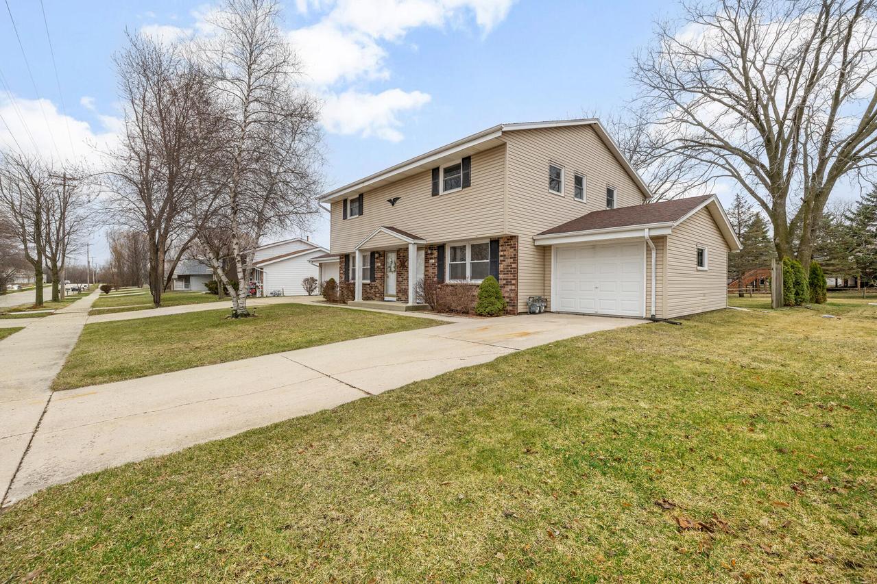 2419 Deerfield Dr, West Bend, WI 53090