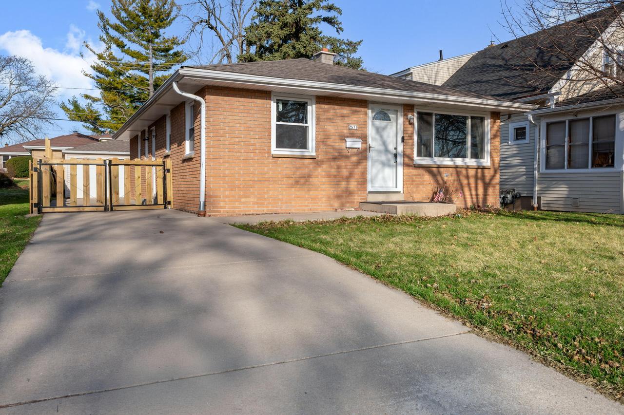 2571 S 68th St, Milwaukee, WI 53219
