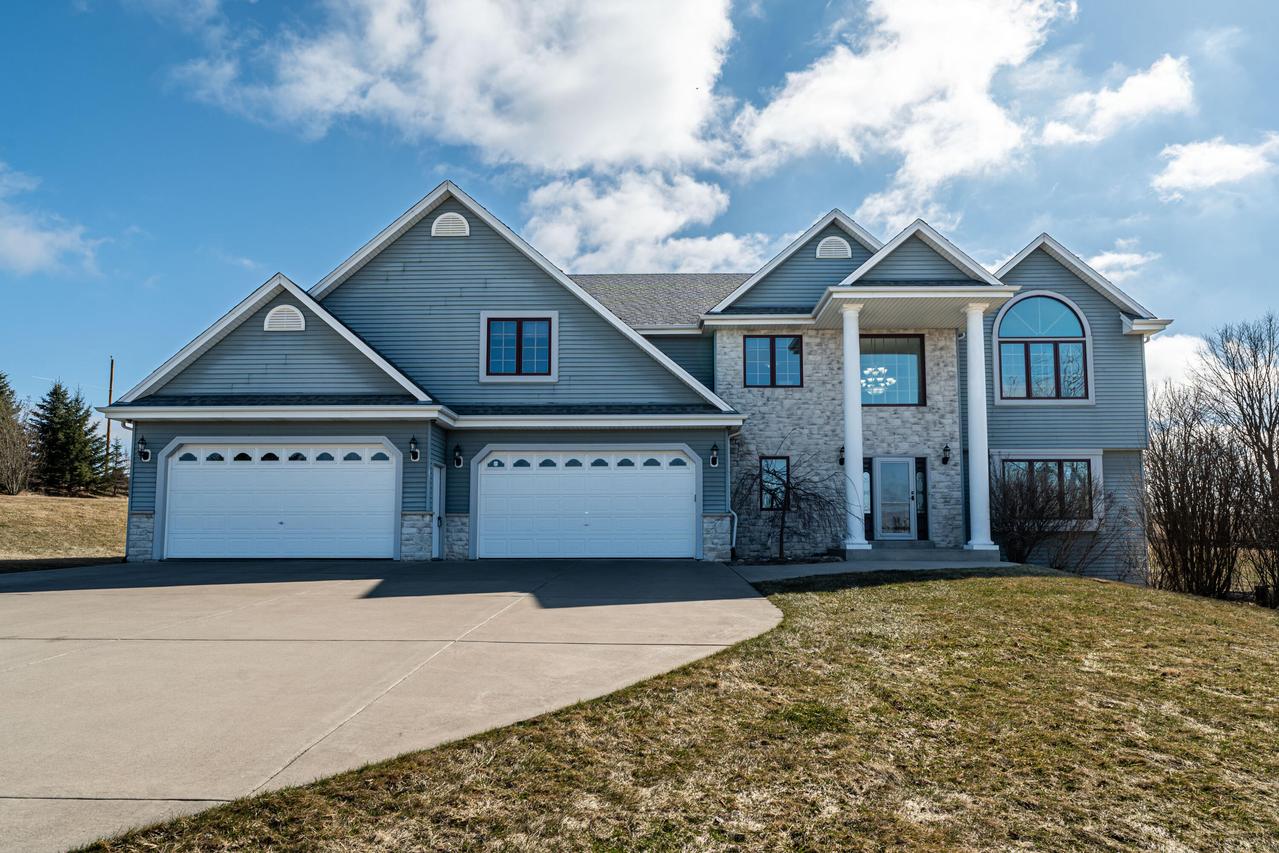 5290 Fawn Trl, Addison, WI 53027