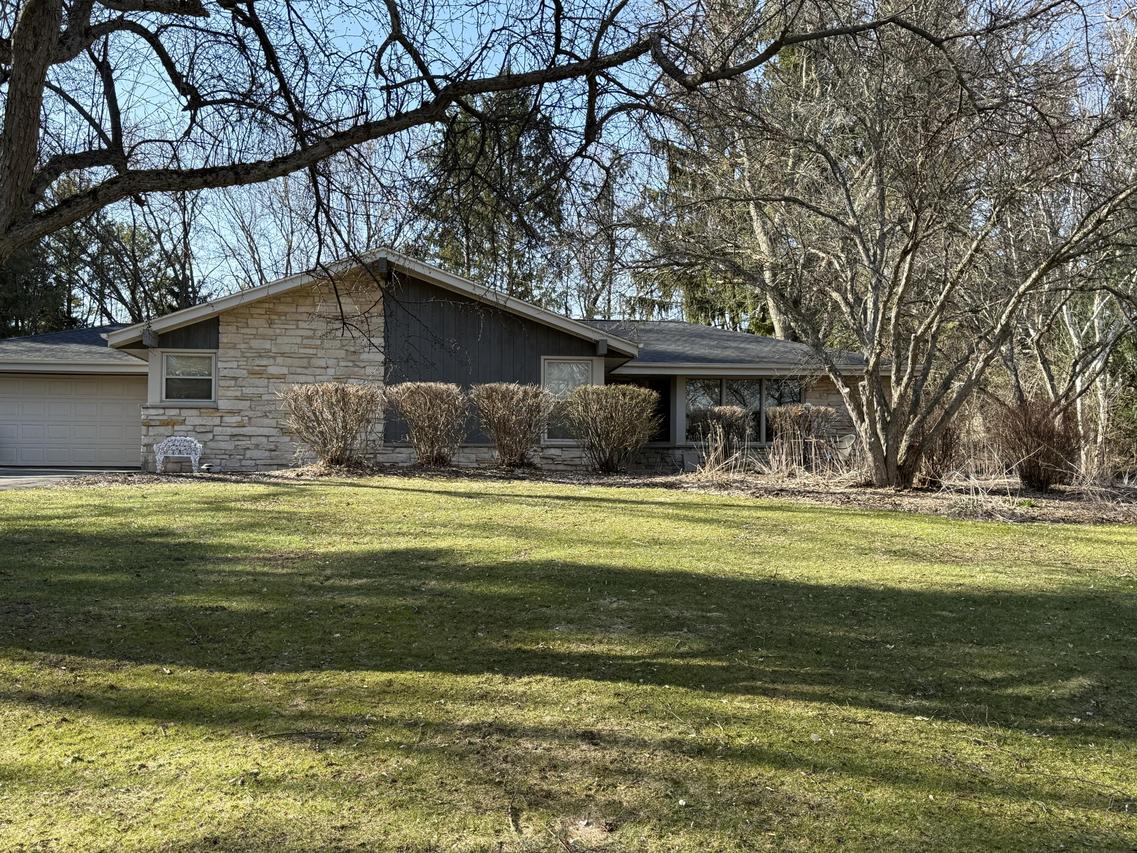 7385 Devonshire Dr, Cedarburg, WI 53012