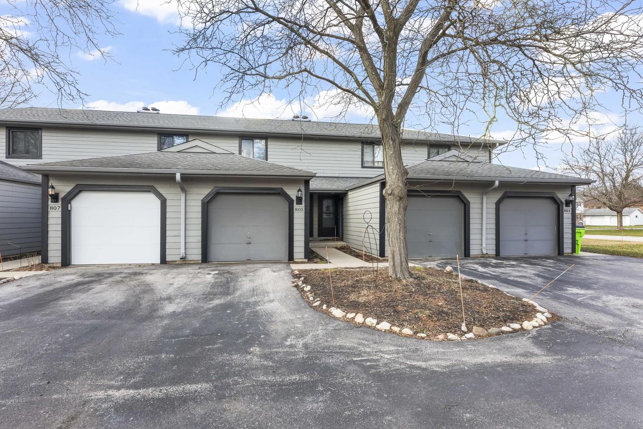 805 S Imperial Dr, Hartland, WI 53029