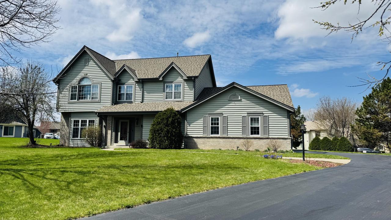 19560 Edmonton Ct, Brookfield, WI 53045