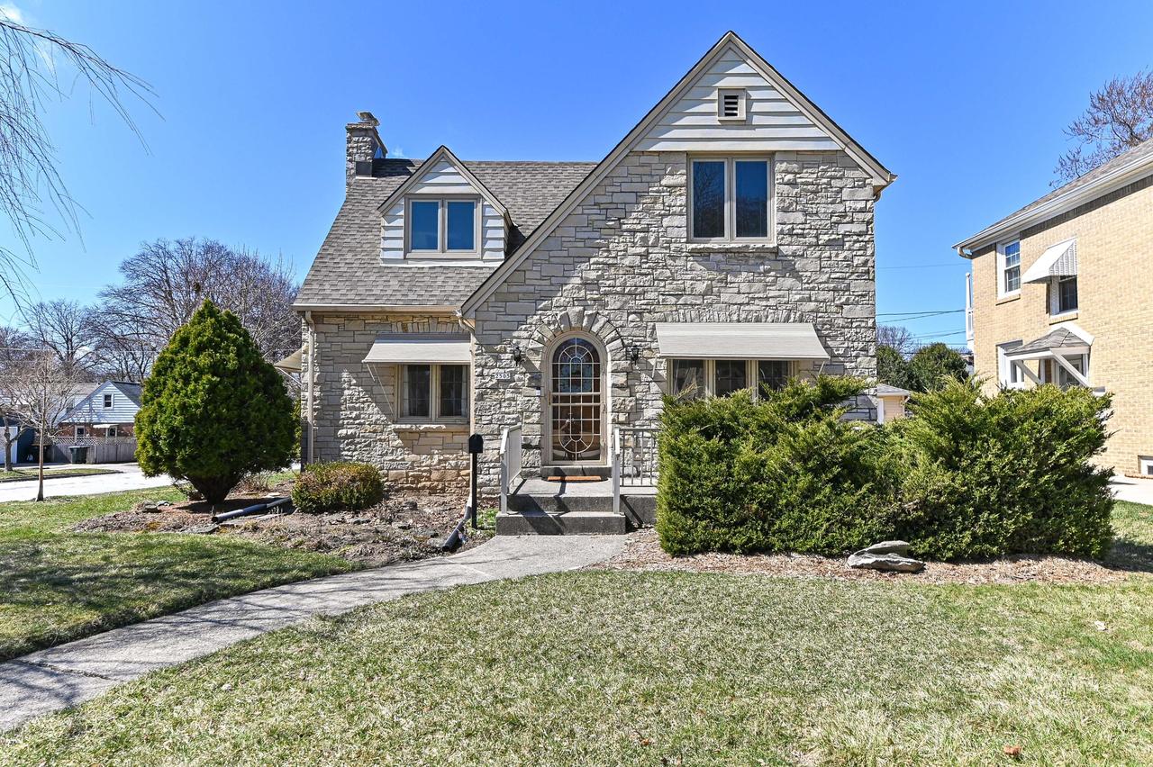 2505 N 82nd St, Wauwatosa, WI 53213