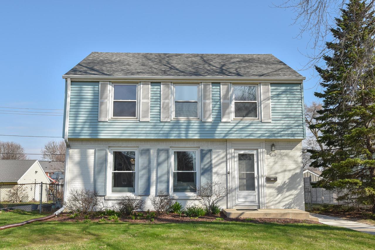 7242 W Bluemound Rd, Wauwatosa, WI 53213
