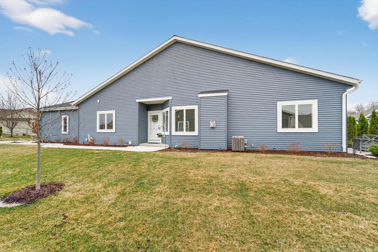 W206N16159 Stonebrook Dr, Jackson, WI 53037