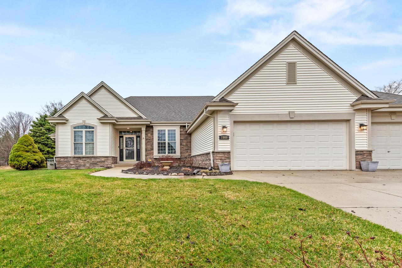 1909 Foxcroft Ln, Waukesha, WI 53189
