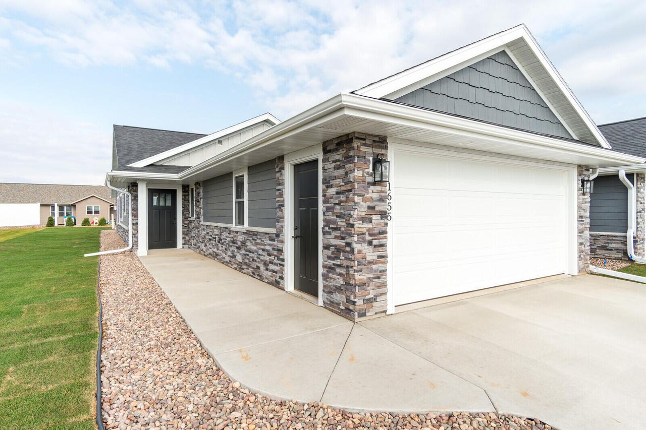 1635 Red Clover St, Holmen, WI 54636